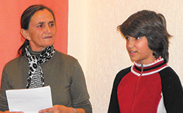 Croatian woman and girl wait expectantly for the complete Easy-to-Read Croatian Bible translation.